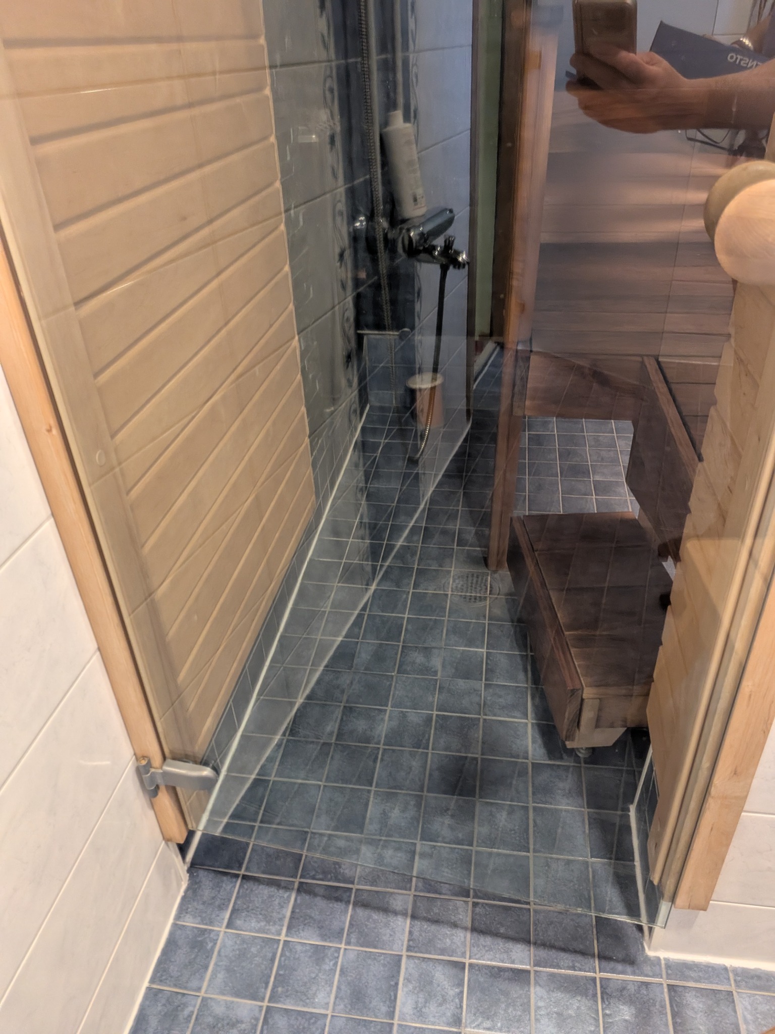 Saunan lasi puhdistuksen jälkeen